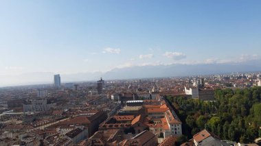 Torino, İtalya - 01 / 004 / 2019: Köstebek Antoneliana 'dan Torino şehrine kış günleri açık mavi gökyüzü ve arka planda Alpler ile güzel panoramik manzara.