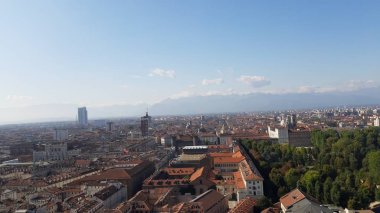 Torino, İtalya - 01 / 004 / 2019: Köstebek Antoneliana 'dan Torino şehrine kış günleri açık mavi gökyüzü ve arka planda Alpler ile güzel panoramik manzara.