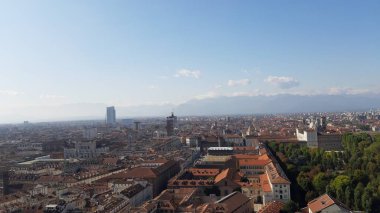 Torino, İtalya - 01 / 004 / 2019: Köstebek Antoneliana 'dan Torino şehrine kış günleri açık mavi gökyüzü ve arka planda Alpler ile güzel panoramik manzara.