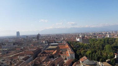Torino, İtalya - 01 / 004 / 2019: Köstebek Antoneliana 'dan Torino şehrine kış günleri açık mavi gökyüzü ve arka planda Alpler ile güzel panoramik manzara.