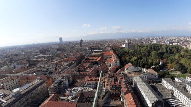 Torino, İtalya - 01 / 004 / 2019: Köstebek Antoneliana 'dan Torino şehrine kış günleri açık mavi gökyüzü ve arka planda Alpler ile güzel panoramik manzara.