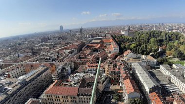Torino, İtalya - 01 / 004 / 2019: Köstebek Antoneliana 'dan Torino şehrine kış günleri açık mavi gökyüzü ve arka planda Alpler ile güzel panoramik manzara.