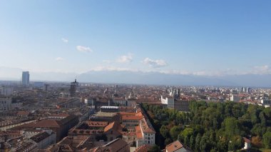 Torino, İtalya - 01 / 004 / 2019: Köstebek Antoneliana 'dan Torino şehrine kış günleri açık mavi gökyüzü ve arka planda Alpler ile güzel panoramik manzara.
