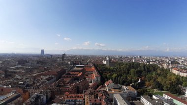 Torino, İtalya - 01 / 004 / 2019: Köstebek Antoneliana 'dan Torino şehrine kış günleri açık mavi gökyüzü ve arka planda Alpler ile güzel panoramik manzara.
