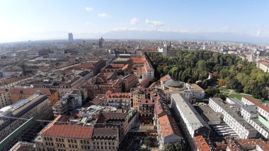 Torino, İtalya - 01 / 004 / 2019: Köstebek Antoneliana 'dan Torino şehrine kış günleri açık mavi gökyüzü ve arka planda Alpler ile güzel panoramik manzara.