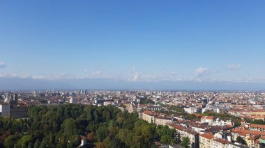 Torino, İtalya - 01 / 004 / 2019: Köstebek Antoneliana 'dan Torino şehrine kış günleri açık mavi gökyüzü ve arka planda Alpler ile güzel panoramik manzara.