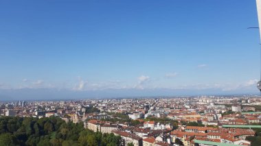 Torino, İtalya - 01 / 004 / 2019: Köstebek Antoneliana 'dan Torino şehrine kış günleri açık mavi gökyüzü ve arka planda Alpler ile güzel panoramik manzara.