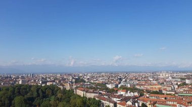 Torino, İtalya - 01 / 004 / 2019: Köstebek Antoneliana 'dan Torino şehrine kış günleri açık mavi gökyüzü ve arka planda Alpler ile güzel panoramik manzara.