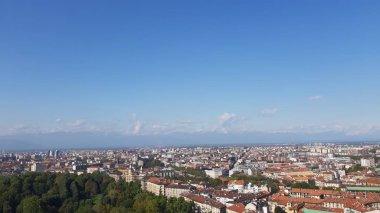 Torino, İtalya - 01 / 004 / 2019: Köstebek Antoneliana 'dan Torino şehrine kış günleri açık mavi gökyüzü ve arka planda Alpler ile güzel panoramik manzara.