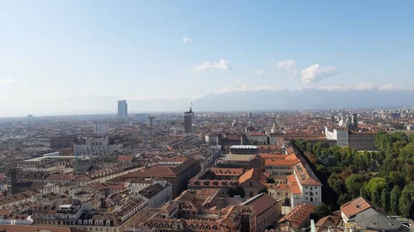 Torino, İtalya - 01 / 004 / 2019: Köstebek Antoneliana 'dan Torino şehrine kış günleri açık mavi gökyüzü ve arka planda Alpler ile güzel panoramik manzara.