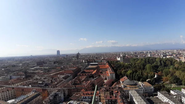 Torino, İtalya - 01 / 004 / 2019: Köstebek Antoneliana 'dan Torino şehrine kış günleri açık mavi gökyüzü ve arka planda Alpler ile güzel panoramik manzara.