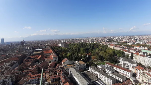 Torino, İtalya - 01 / 004 / 2019: Köstebek Antoneliana 'dan Torino şehrine kış günleri açık mavi gökyüzü ve arka planda Alpler ile güzel panoramik manzara.