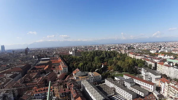 Torino, İtalya - 01 / 004 / 2019: Köstebek Antoneliana 'dan Torino şehrine kış günleri açık mavi gökyüzü ve arka planda Alpler ile güzel panoramik manzara.