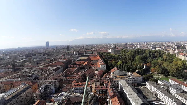 Torino, İtalya - 01 / 004 / 2019: Köstebek Antoneliana 'dan Torino şehrine kış günleri açık mavi gökyüzü ve arka planda Alpler ile güzel panoramik manzara.