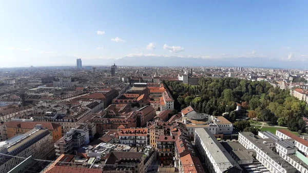 Torino, İtalya - 01 / 004 / 2019: Köstebek Antoneliana 'dan Torino şehrine kış günleri açık mavi gökyüzü ve arka planda Alpler ile güzel panoramik manzara.