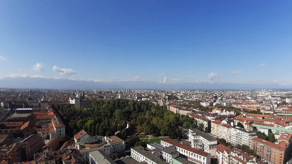 Torino, İtalya - 01 / 004 / 2019: Köstebek Antoneliana 'dan Torino şehrine kış günleri açık mavi gökyüzü ve arka planda Alpler ile güzel panoramik manzara.