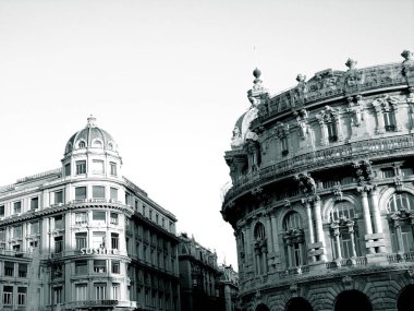 Cenova, İtalya - 01 / 22 / 2020: Ceneviz şehir merkezine güzel bir kış günü panoramik manzara. Arka planda mavi gökyüzü ve şehrin üzerinde ay olan eski mimariye inanılmaz bir bakış açısı..
