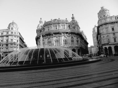 Cenova, İtalya - 01 / 22 / 2020: Ceneviz şehir merkezine güzel bir kış günü panoramik manzara. Arka planda mavi gökyüzü ve şehrin üzerinde ay olan eski mimariye inanılmaz bir bakış açısı..