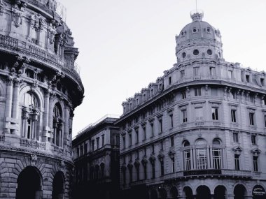 Cenova, İtalya - 01 / 22 / 2020: Ceneviz şehir merkezine güzel bir kış günü panoramik manzara. Arka planda mavi gökyüzü ve şehrin üzerinde ay olan eski mimariye inanılmaz bir bakış açısı..