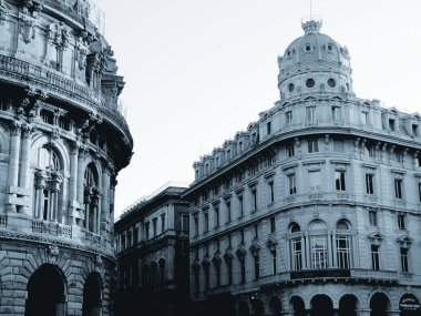 Cenova, İtalya - 01 / 22 / 2020: Ceneviz şehir merkezine güzel bir kış günü panoramik manzara. Arka planda mavi gökyüzü ve şehrin üzerinde ay olan eski mimariye inanılmaz bir bakış açısı..