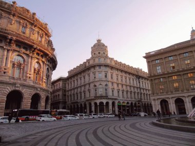 Cenova, İtalya - 01 / 22 / 2020: Ceneviz şehir merkezine güzel bir kış günü panoramik manzara. Arka planda mavi gökyüzü ve şehrin üzerinde ay olan eski mimariye inanılmaz bir bakış açısı..