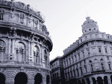 Cenova, İtalya - 01 / 22 / 2020: Ceneviz şehir merkezine güzel bir kış günü panoramik manzara. Arka planda mavi gökyüzü ve şehrin üzerinde ay olan eski mimariye inanılmaz bir bakış açısı..