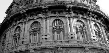 Cenova, İtalya - 01 / 22 / 2020: Ceneviz şehir merkezine güzel bir kış günü panoramik manzara. Arka planda mavi gökyüzü ve şehrin üzerinde ay olan eski mimariye inanılmaz bir bakış açısı..