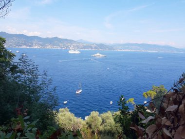 Liguria, İtalya ve Avrupa 'da büyük dalgaların kıyıya vurduğu yakın çekim. Denizin beyaz dalgaları kayalıklarda kopuyor.