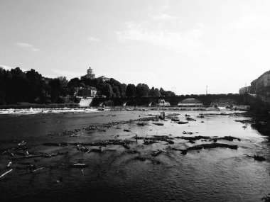 Torino, İtalya -03 / 04 / 2020: Torino kentinin kış günlerinde şehir merkezinden Po Nehri 'ne güzel bir başlığı.