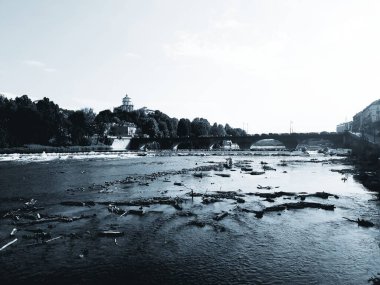 Torino, İtalya -03 / 04 / 2020: Torino kentinin kış günlerinde şehir merkezinden Po Nehri 'ne güzel bir başlığı.