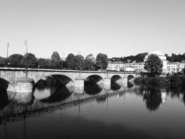 Torino, İtalya -03 / 04 / 2020: Torino kentinin kış günlerinde şehir merkezinden Po Nehri 'ne güzel bir başlığı.