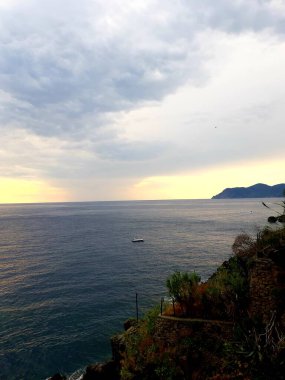 Monteroso, Cinque Terre 'den inanılmaz bir gün batımı manşeti. Yaz günlerinde arka planda güzel renkli gökyüzü olan deniz aşırı bir yerde..