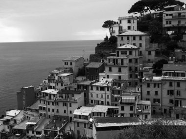 Eski ve modern şehir fotografileri evlerinden COVID19 sırasında basit tellerle düzenlenmiştir..