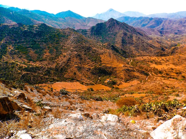 Eritre, Afrika - 08 / 10 / 2019: Asmara ve Massawa yakınlarındaki vilajları gezmek. Ağaçların, dağların ve Eritre 'de iklimi çok sıcak olan bazı eski tipik evlerin inanılmaz bir başlığı..