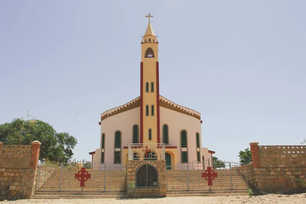 Eritre, Afrika - 08 / 10 / 2019: Asmara ve Massawa yakınlarındaki vilajları gezmek. Ağaçların, dağların ve Eritre 'de iklimi çok sıcak olan bazı eski tipik evlerin inanılmaz bir başlığı..