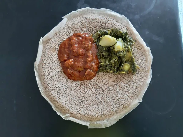 Asmara Eritrea 2020 Ethiopische Eritrese Gerechten Diverse Hoofdgerechten Injera Een — Stockfoto