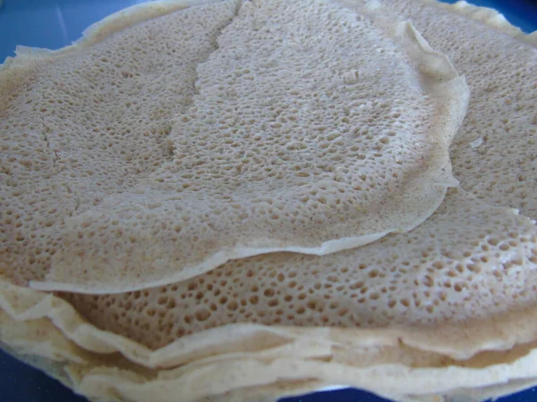 Asmara, Eritre - 08 / 05 / 2020: Etiyopya ve Eritre yemekleri, çeşitli ana yemekler. Injera, Teff unundan yapılmış bir ekşi hamurlu ekmek. Etiyopya 'nın ulusal yemeği, Eritre..