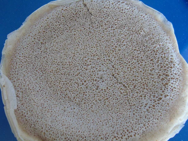 Asmara, Eritre - 08 / 05 / 2020: Etiyopya ve Eritre yemekleri, çeşitli ana yemekler. Injera, Teff unundan yapılmış bir ekşi hamurlu ekmek. Etiyopya 'nın ulusal yemeği, Eritre..