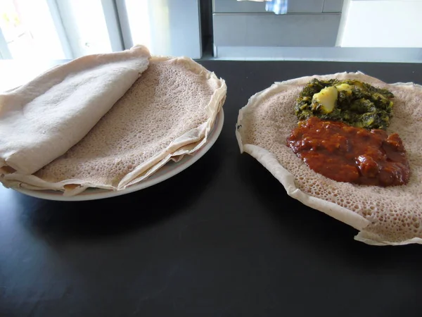 Asmara Eritrea 2020 Ethiopische Eritrese Gerechten Diverse Hoofdgerechten Injera Een — Stockfoto