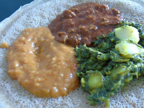 Asmara Eritrea 2020 Ethiopische Eritrese Gerechten Diverse Hoofdgerechten Injera Een — Stockfoto