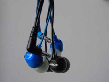 Şimdi evde müzik dinleyelim. COVID19 'u yenebiliriz. O zamana kadar açık havada fotoğraf çekmek yok. Evde kal, güvende kal.. 