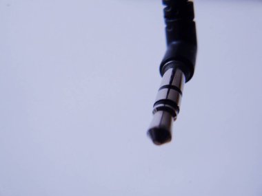 Beyaz arka planda siyah ve mavi kulaklıkların detaylı fotoğrafları.