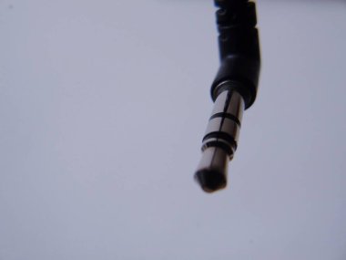 Beyaz arka planda siyah ve mavi kulaklıkların detaylı fotoğrafları.