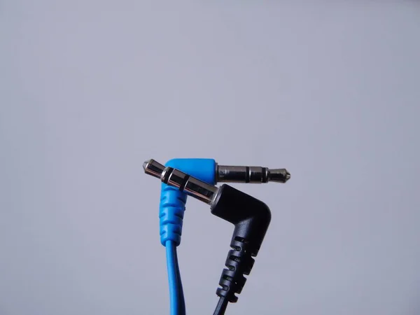 Fotografi Mendetail Dari Earphone Hitam Dan Biru Dengan Latar Belakang — Stok Foto