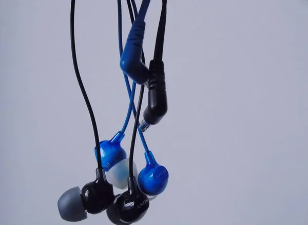 Fotografía Detallada Auriculares Negros Azules Con Fondo Blanco —  Fotos de Stock