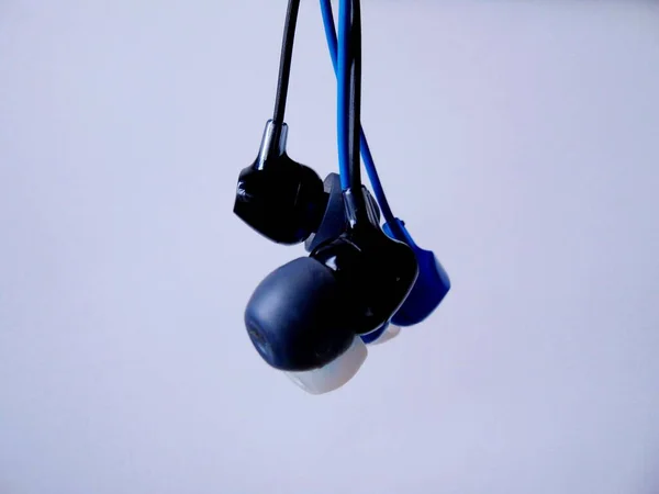 Детальна Фотографія Чорно Синіх Навушників Білим Тлом — стокове фото