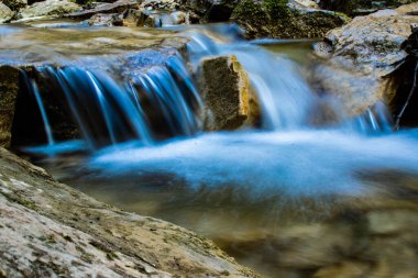 Küçük bir şelalede uzun süre kalmak.