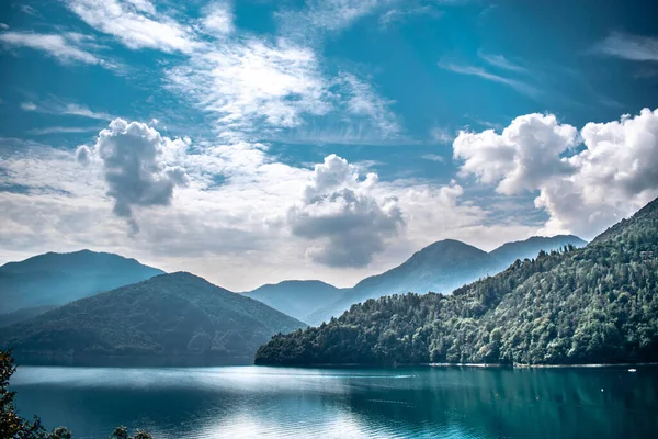 Iseo Gölü 'nün güzel manzarası