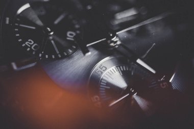 Fantastik ışıklandırmalı lüks saat