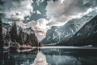 Braies Gölü 'nün muhteşem manzarası